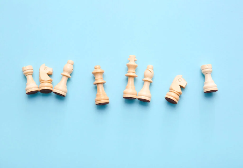white chess pieces on a blue background, optimizing the warehouse with strategic supplier selection
