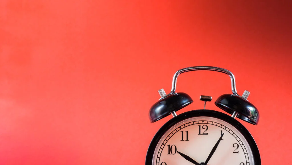 Alarm clock on red background Backorder – Wat is het? En hoe wordt het voorkomen?