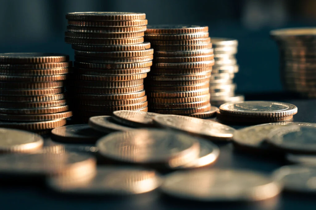 Piles of money Optimale voorraadvoorspelling zorgt voor flinke besparingen