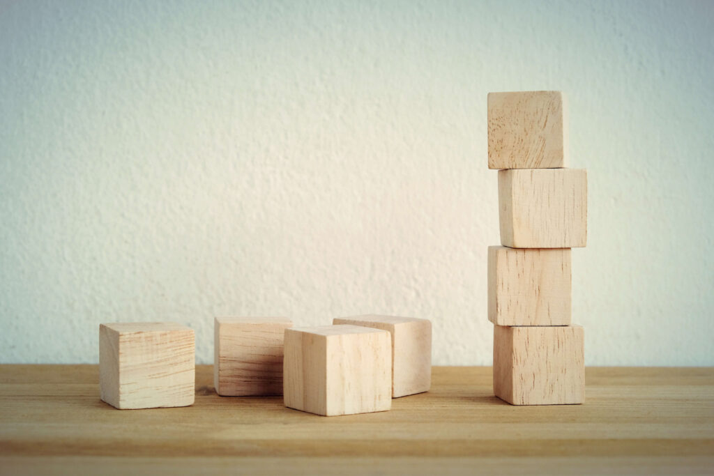 Wooden blocks in a pile next to blocks Eenvoudig voorraadbeheer met EazyStock