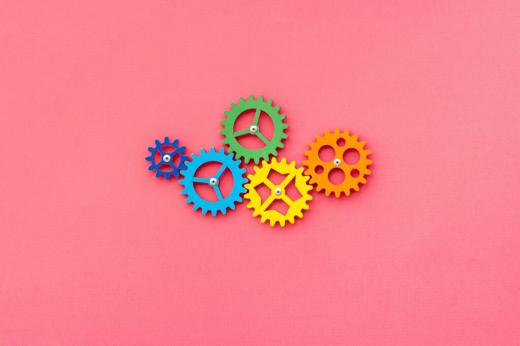 Coloured cogs on a pink background Meer dan traditionele ERP – Nieuwe technologie, nieuwe mogelijkheden