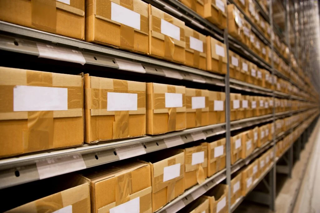 Boxes in a warehouse Overtollige voorraad voorkomen en kosten verlagen met goed voorraadbeheer