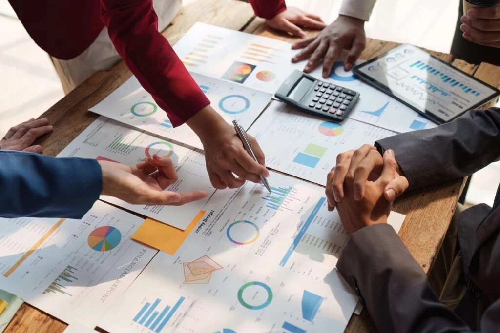 Planning around a table with charts Beschaffungsplanung - Stets die richtige Entscheidung im Einkauf treffen