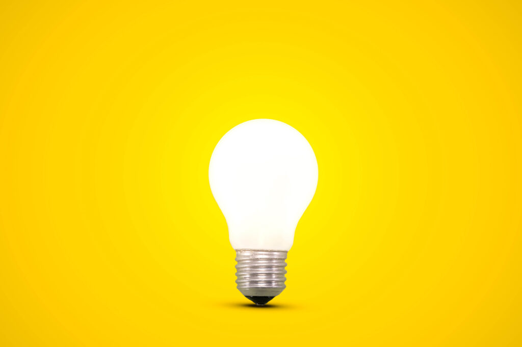 Lightbulb on yellow background Voorraadbeheer software, ‘must’ voor elk bedrijf