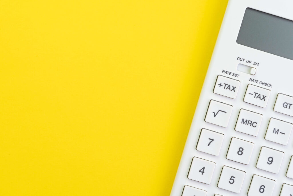 White calculator on a yellow background Voorraadwaarde berekenen