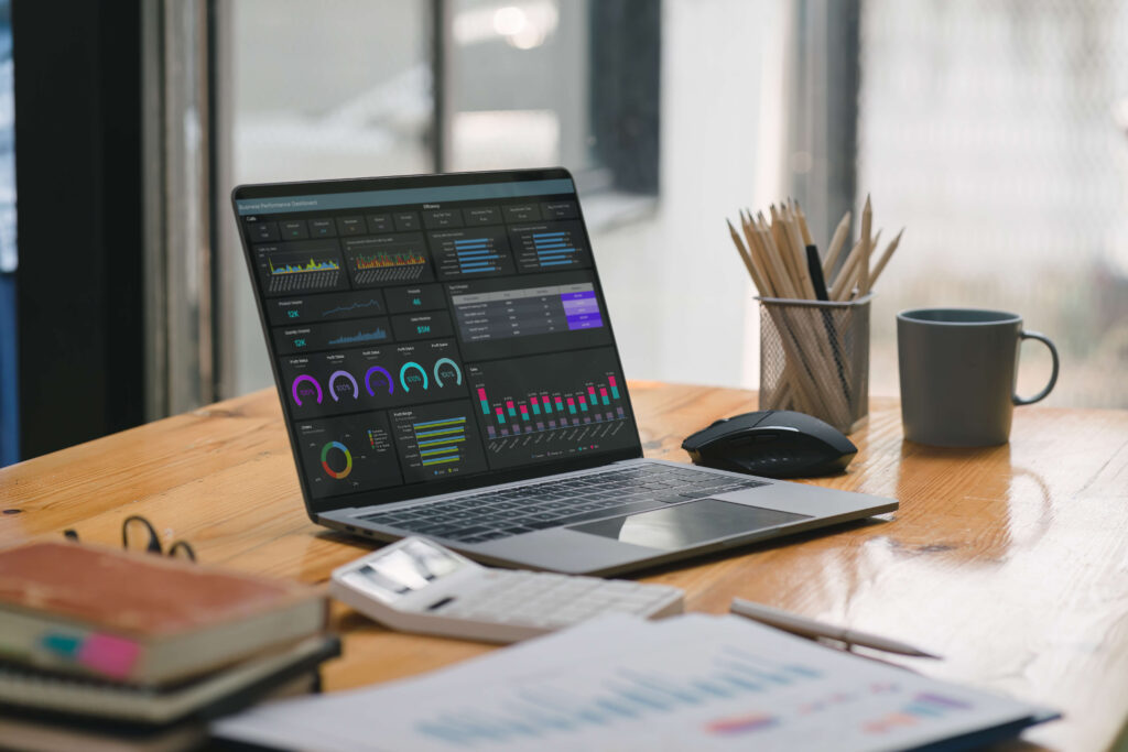 Lagerbestandsverwaltung: Optimieren mit System! Laptop on a table with charts