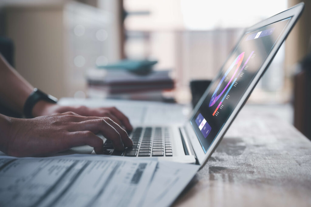 Person typing on keyboard with virtual document data chart in Document Inkoopoptimalisatie met het inkoopsysteem