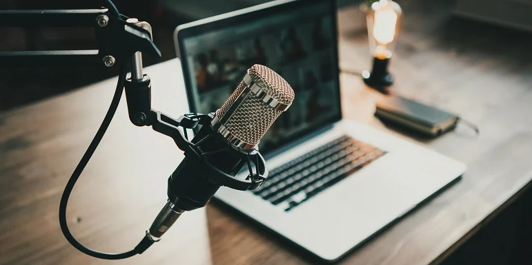 Home studio podcast interior. Microphone, laptop and on air lamp on the table, close-up De beste logistieke en supply chain podcasts