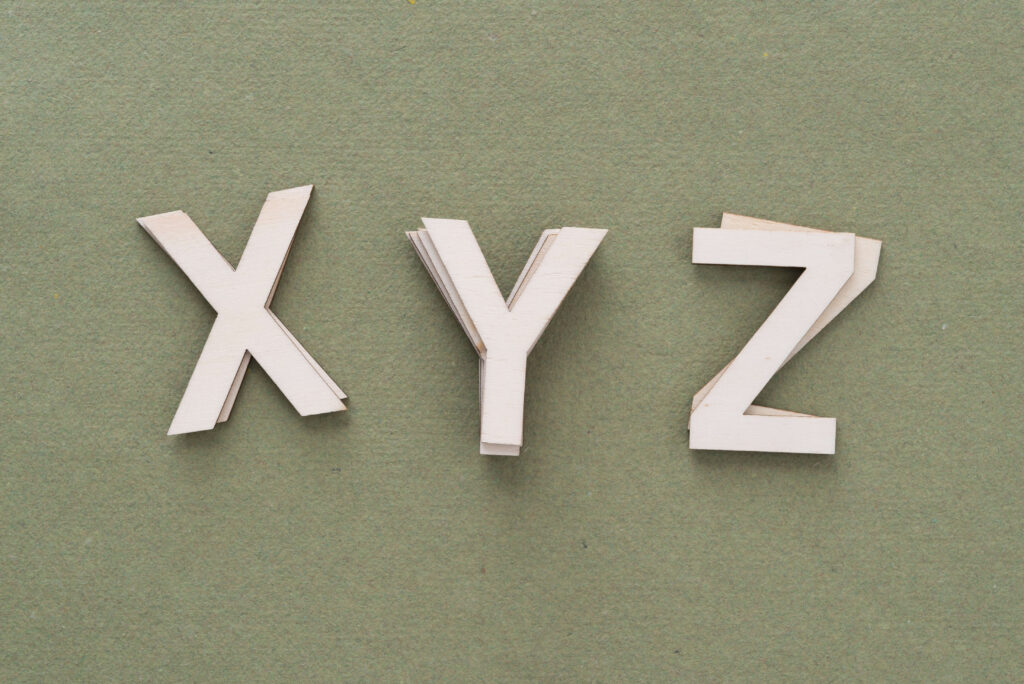 the letters XYZ in cream card on a moss green paper background De XYZ-analyse voor de optimale voorraad