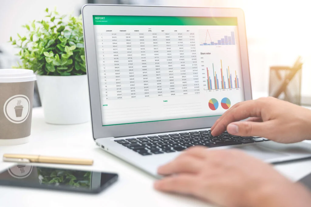 Spreadsheet on a laptop screen Voorraabeheer in Excel