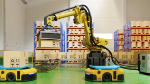 Automatischer Roboterarm beim Sortieren von Kartons auf automatisch geführte Wagen
