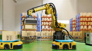 Automatischer Roboterarm beim Sortieren von Kartons auf automatisch geführte Wagen