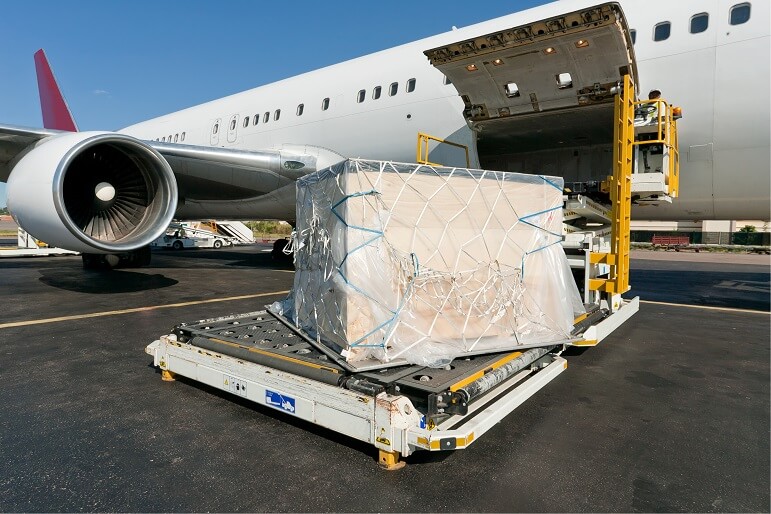 Ladeplattform für Luftfracht zum Flugzeug Nearshoring Supply Chain Trends 2023