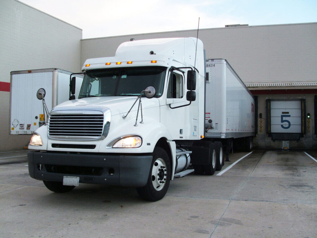 Truck at a loading bay of a warehouse supplier relationships supply chain risk mitigation