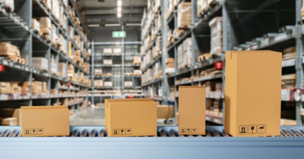 Kartonger i olika storlekar på ett transportband i lager för effektiv distribution och förbättrad lageromsättningshastighet