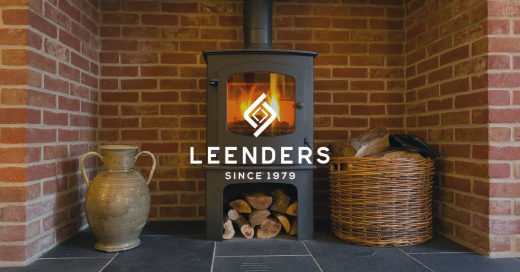 Leenders logo ovanpå en bild på en eldstad