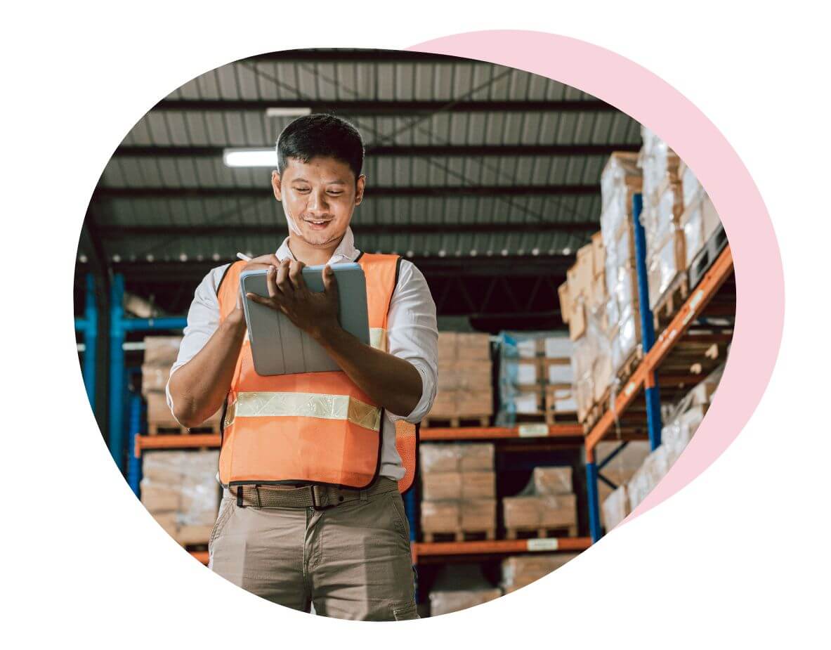 Person i ett lager som använder ett system för lagerförsörjning.