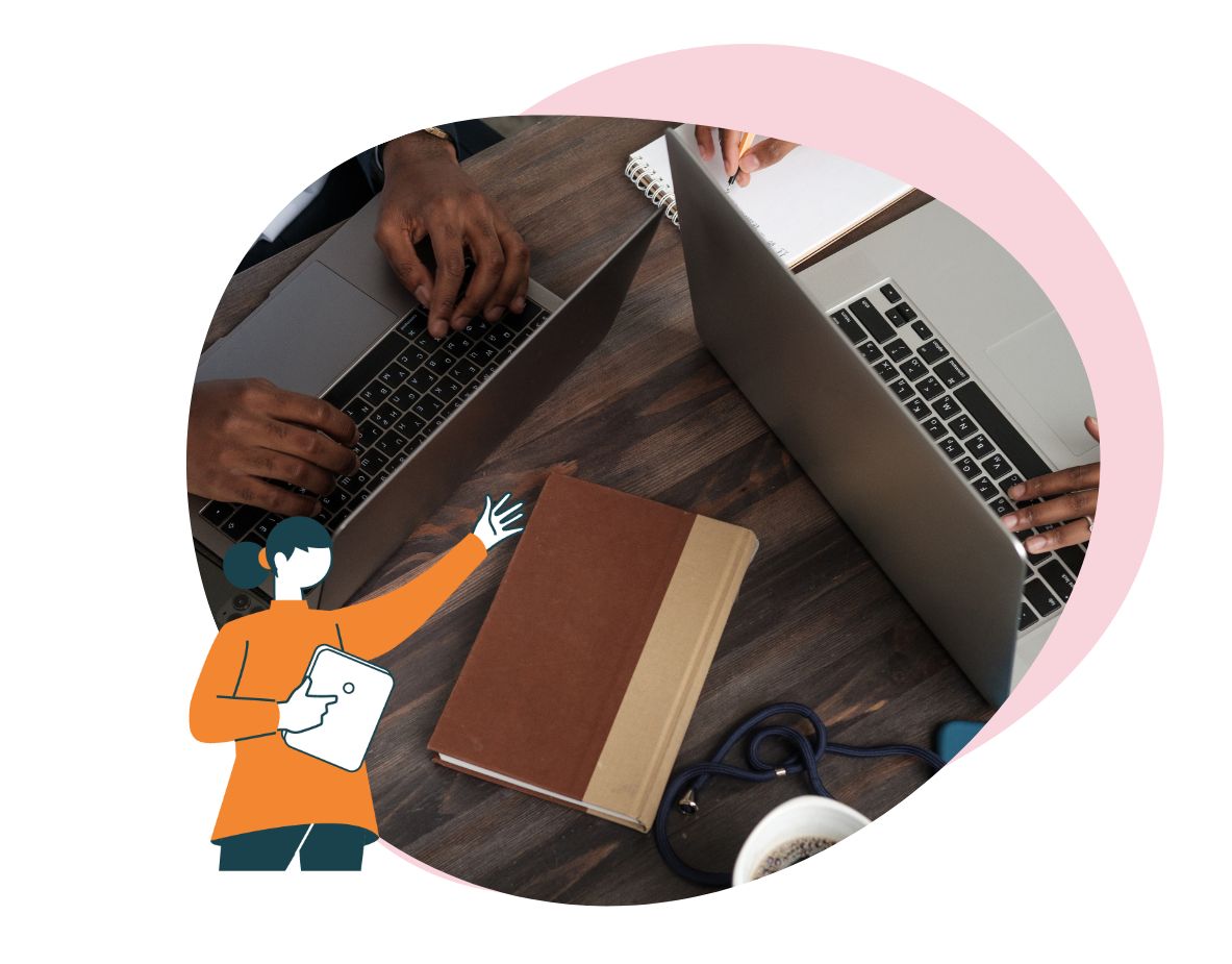 Två datorer och ett anteckningsblock visar närvarande Customer Success Managers