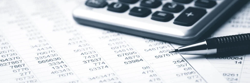Rekenmachine op een geprint spreadsheet