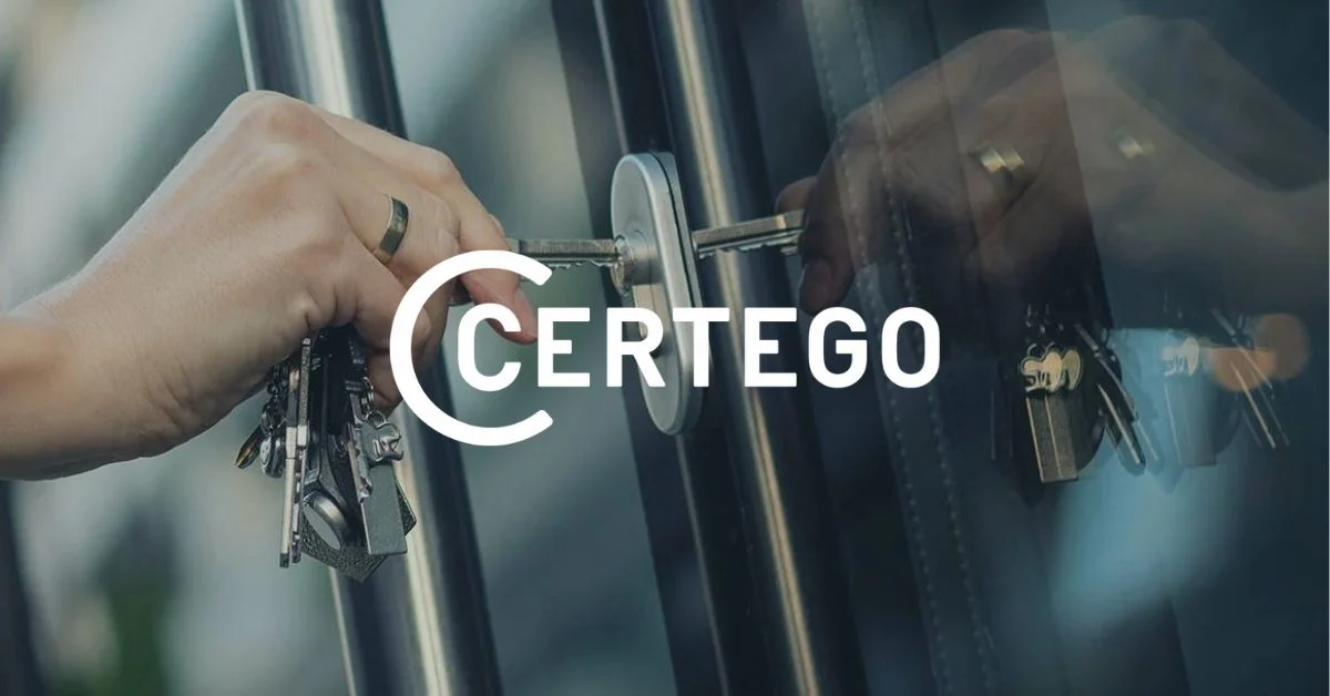 Nycklar låser upp dörr, med Certego logo.