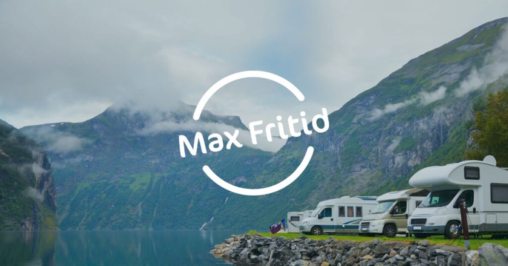 Husvagnar i en dal med Max Fritids logo