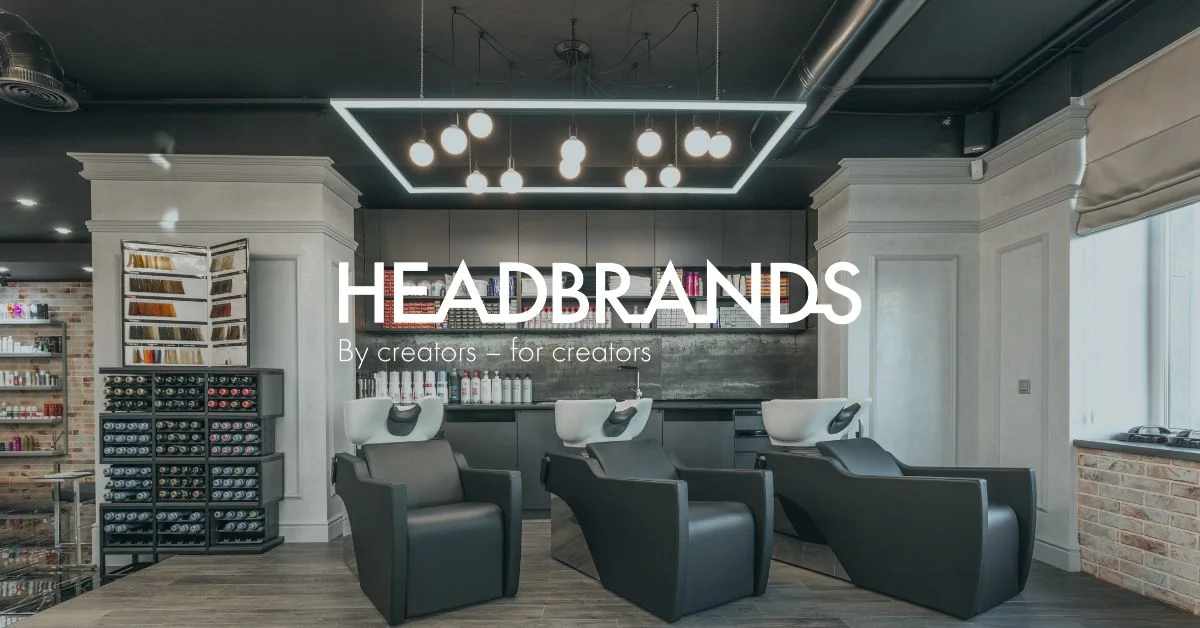 Headbrands logo ovanpå en bild från en frisörsalong.