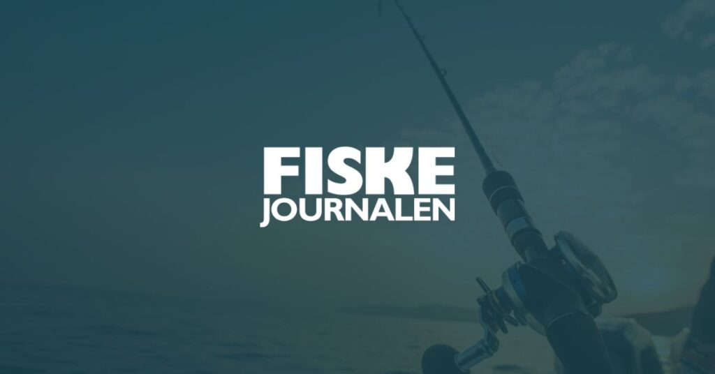 Fiskejournalens logotyp tillsammans med ett fiskespö