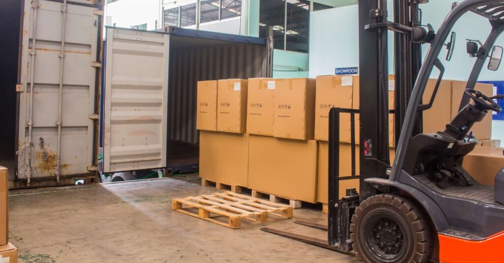 Truck som lastar varor i en container – symboliserar order-fill-up och överlager 