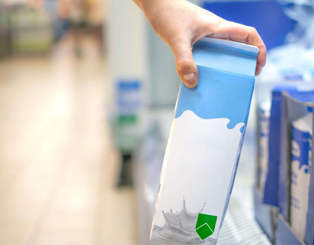 Mjölkpaket i ett fullt kylskåp – en metafor för överlager och onödiga inköp.