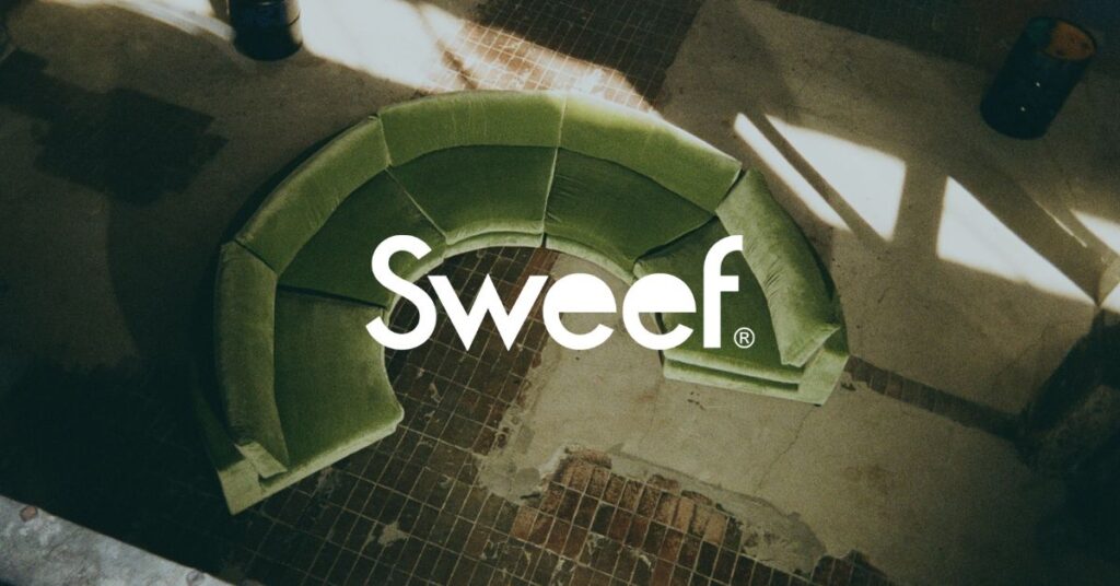 Sweef-soffa med Sweefs logotyp ovanpå bilden