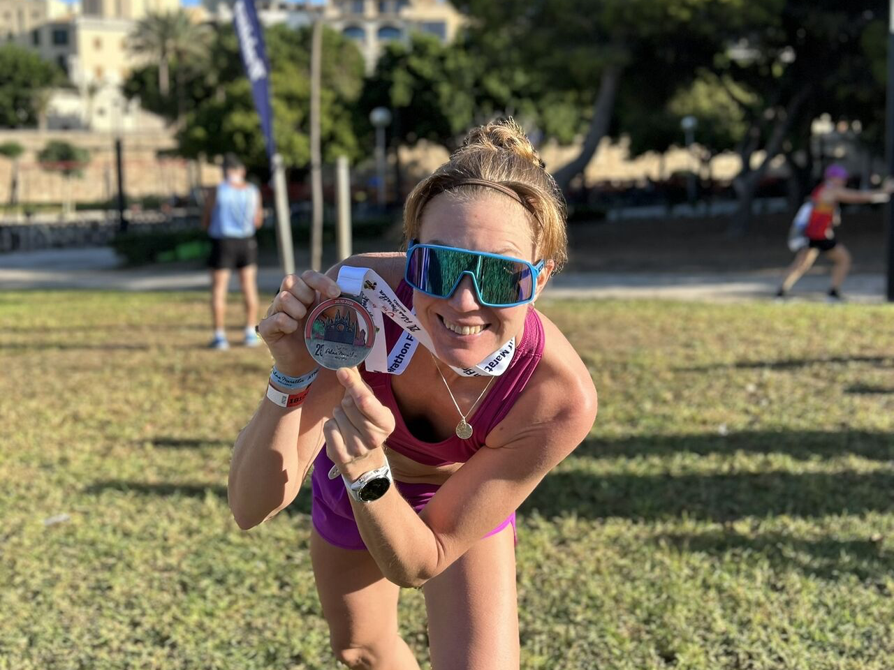 Julia Montgomery med medalj.