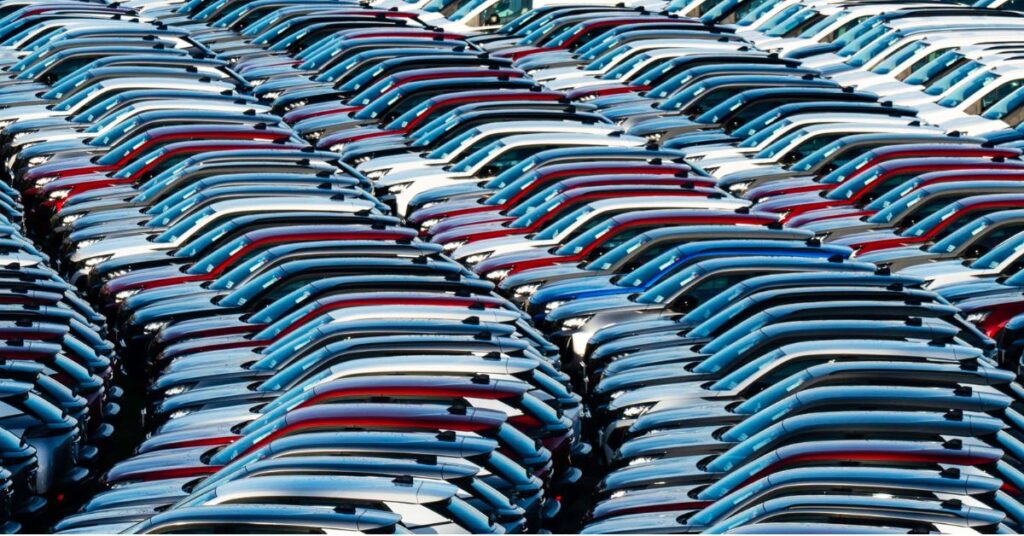 Bilar parkerade tätt