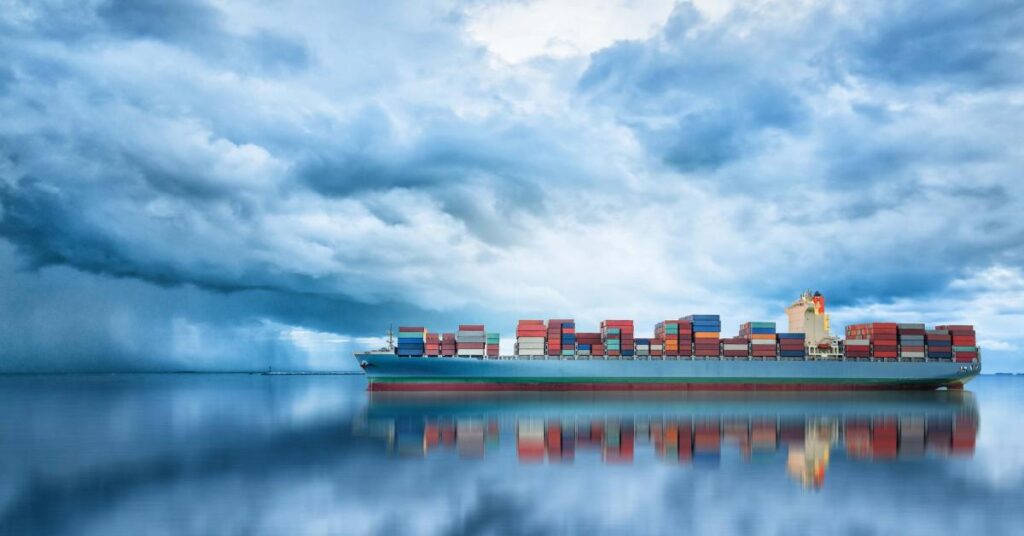 Lastfartyg till sjöss, fullt lastat med fraktcontainrar.