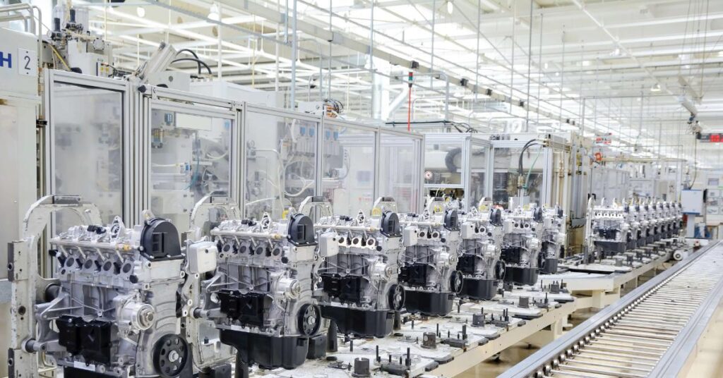 Monteringslina i en fabrik där produkter tillverkas.