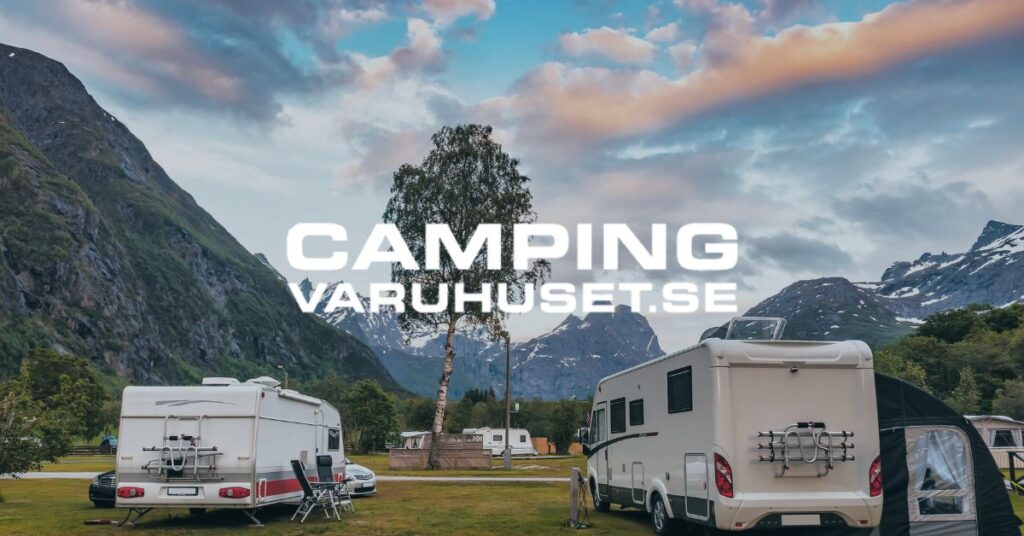 Husvagnar på camping med Campingvaruhusets logo ovanfpå