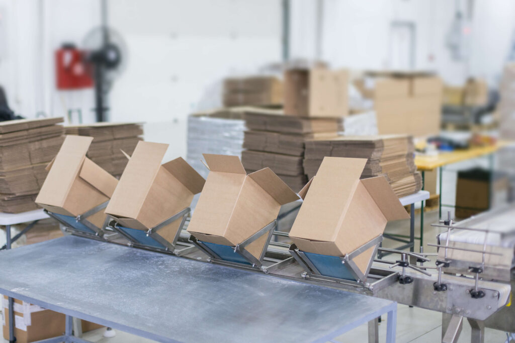 Empty boxes on a packing line in a warehouse
In this blog, we’ll explain the concept of the decoupling point, why it matters, and how different production strategies influence its position.