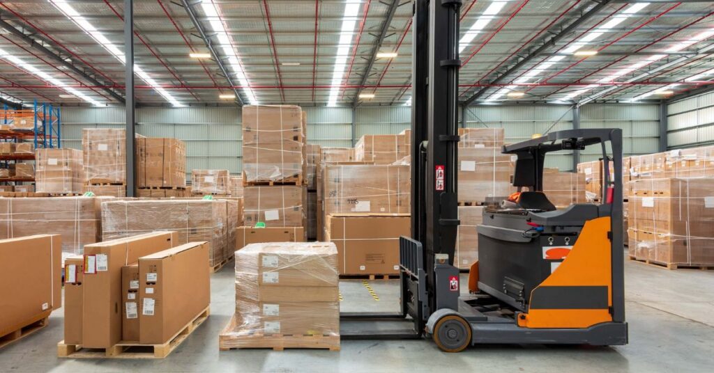 En gaffeltruck bredvid pallar med lådor i ett lager

Lageroptimering säkerställer att lagret vid din frikopplingspunkt är tillräckligt stort för att hantera osäkerhet men tillräckligt smalt för att förhindra kapitalbindning.