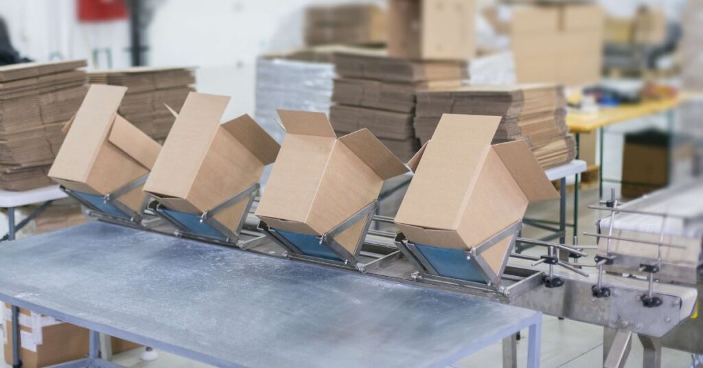 Tomma kartonger på en packlinje i ett lager.

 I den här bloggen förklarar vi vad frikopplingspunkten är, varför den är viktig och hur olika produktionsstrategier påverkar var den hamnar i flödet.